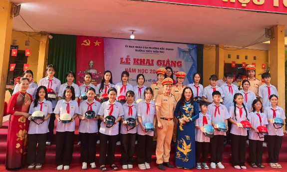 Tặng mũ bảo hiểm, tuyên truyền an toàn giao thông cho học sinh 
